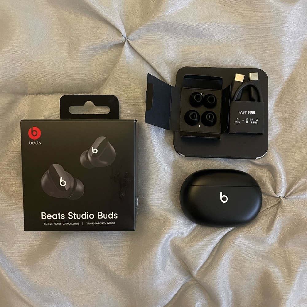 NWOT Black Beats by Dre Beats Studio Buds
